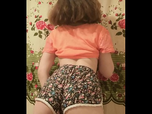 ❤️ Leanabh òg sexy a ’toirt dheth na shorts aice air a’ chamara Pornografach leinn ❌️❤