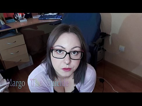 ❤️ Nighean gnèitheach le speuclairean a’ suirghe Dildo gu domhainn air a’ chamara Pornografach leinn ❌️❤